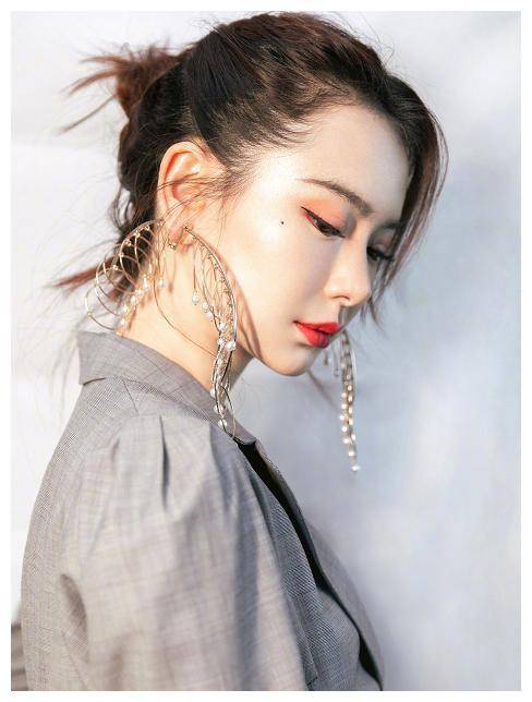 原创戚薇时尚造型真个性脚踩20cm高跟鞋配十连环耳环不愧是七哥