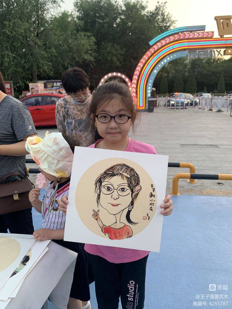 北京好友齐传鳞做画为著名新闻人俞柏鸿做画为歌手华峰做画为王佑军
