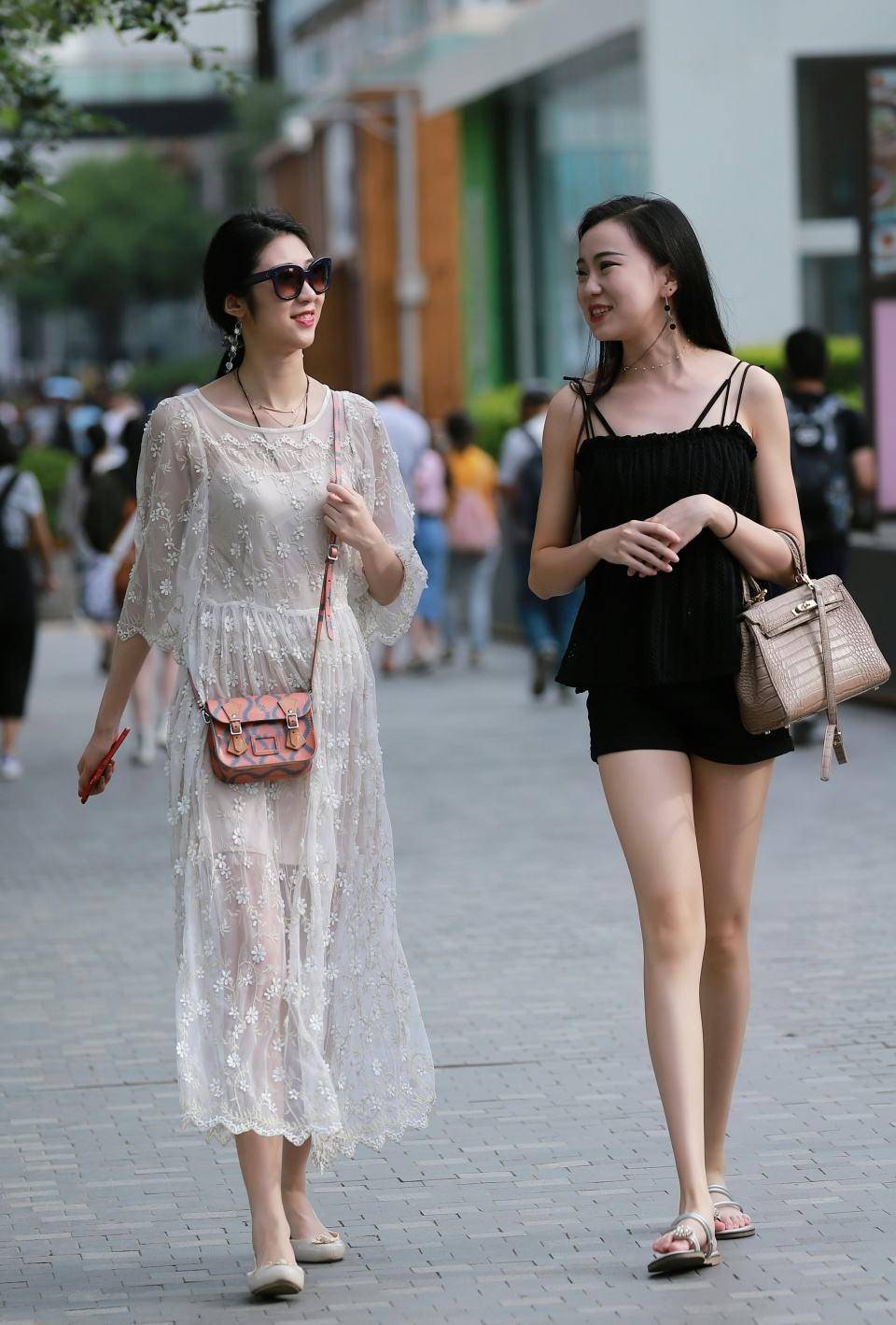 原创怎么街上的都是九头身美女啊小姐姐们的大长腿太吸引眼球了