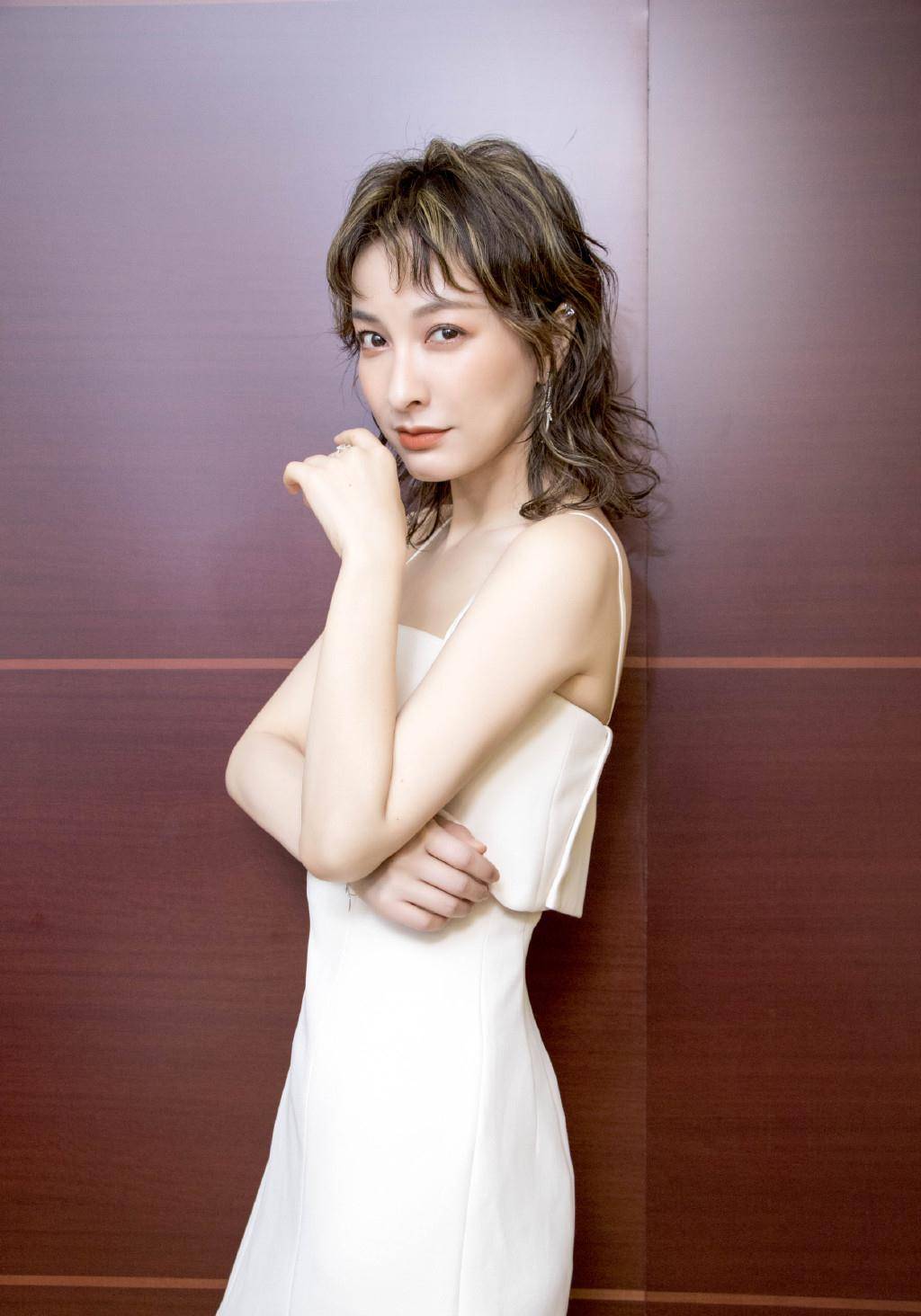 原创吴昕白t恤搭配半身裙阳光自信满满少女感真是越活越年轻了