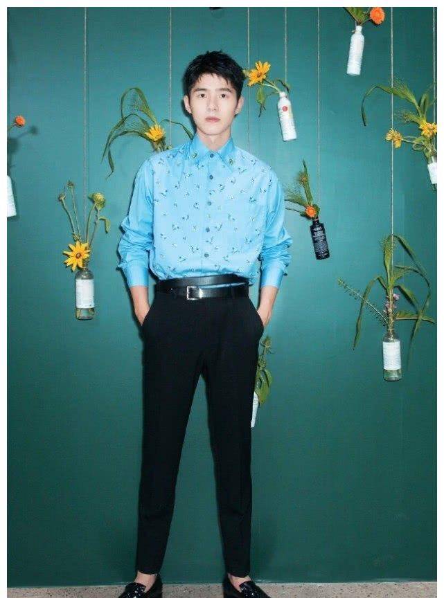 原创刘昊然是得罪造型师了吗穿垮垮裤超显腿短假的1米85