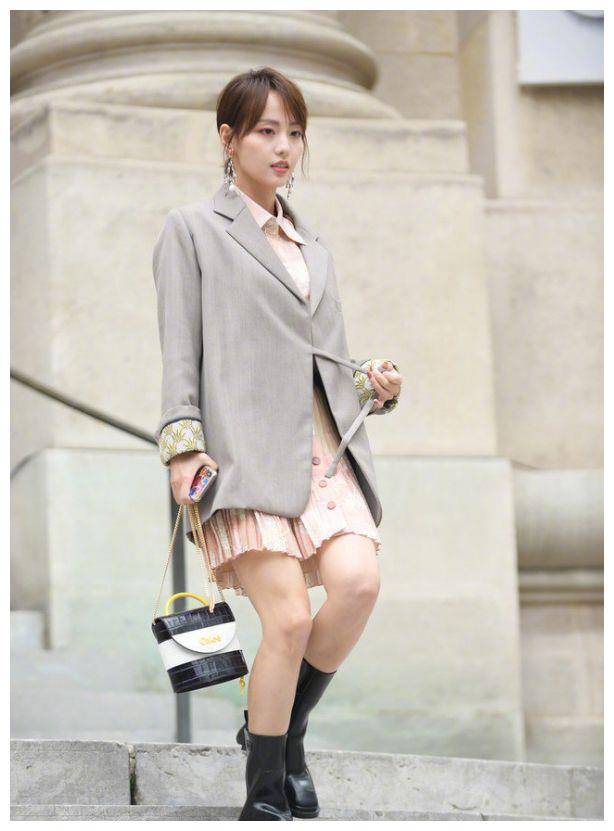 原创张嘉倪这波造型太养眼了中性风穿搭时尚潮流轻松吸引大众目光