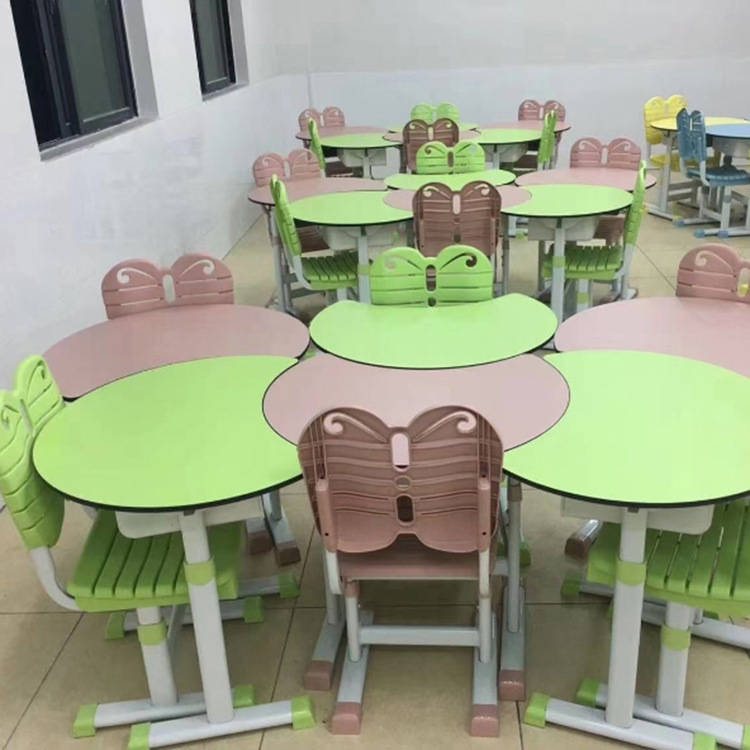 泉文科教协作式课桌椅可满足孩子学习过程中协作性创造性