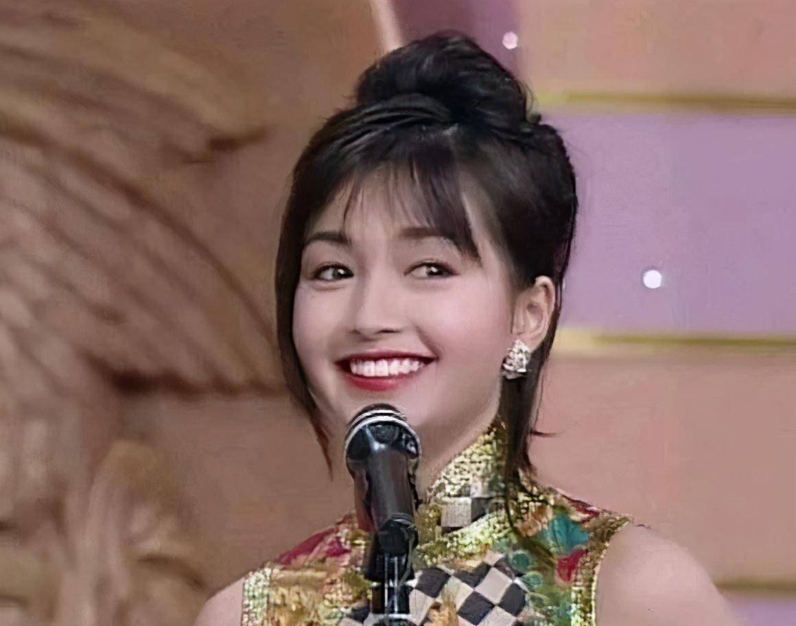 原创50岁李绮红近照面色蜡黄皱纹深显老态身材壮硕港姐风姿不再