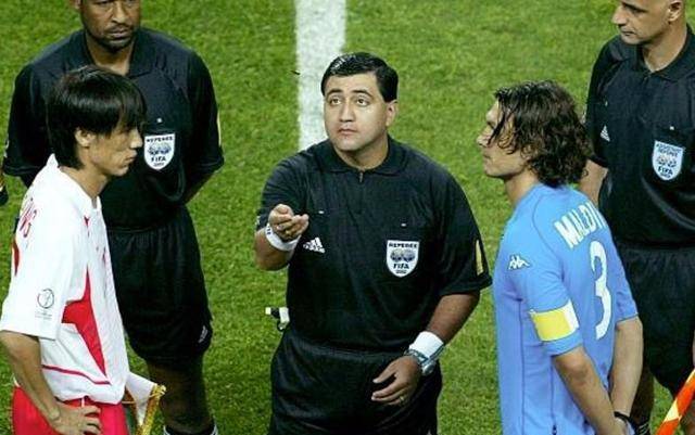 02年世界杯韩国对阵意大利那场裁判,扬言自己问心无愧_莫雷诺_比赛