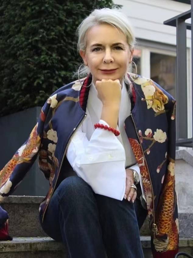 一生爱美的法国女人,穿着体面,举止优雅傲然,活成女性的榜样_终生事业