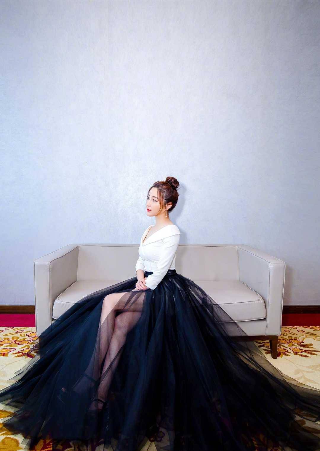 甘婷婷穿衣真胆大穿一袭白色时尚连衣裙高级优雅女人味十足