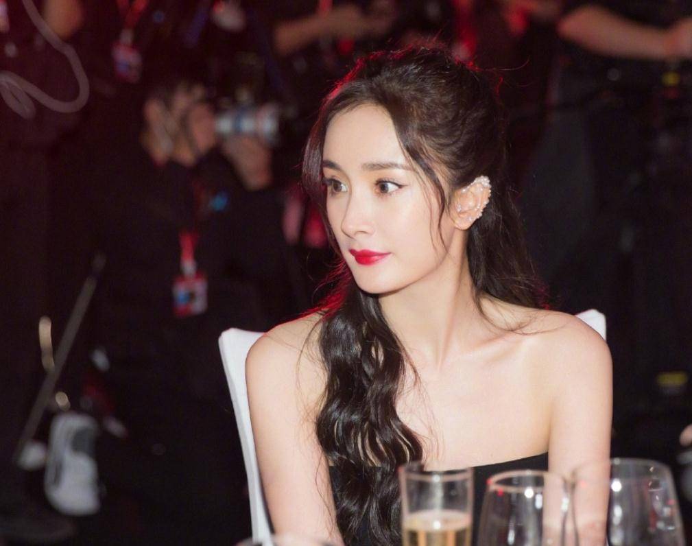 原创34岁杨幂出席线下活动精修生图差距引争议这颜值我没眼花