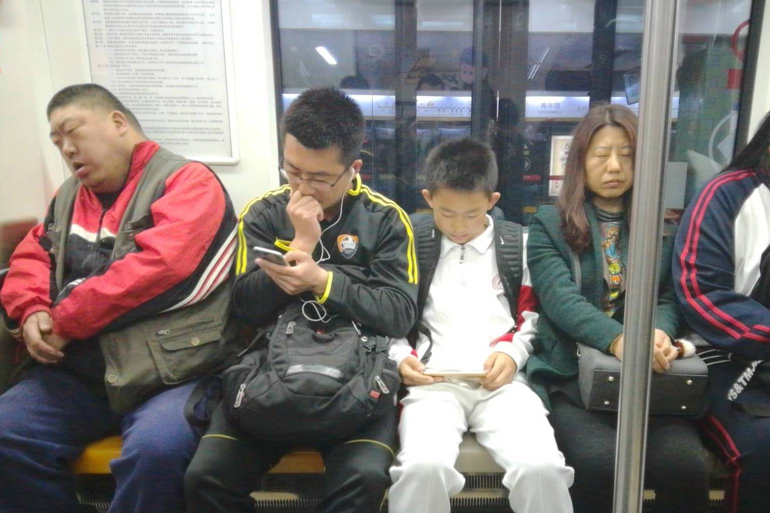 地铁上一小学生的偷拍走红!