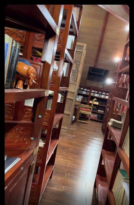 原创郭德纲书房曝光难怪他没文凭却有文化他是肚子里很有干货的人