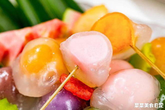 一个个圆乎乎胖滚滚亮晶晶的,串起来不就是独属于夏天的糖葫芦嘛,谁能