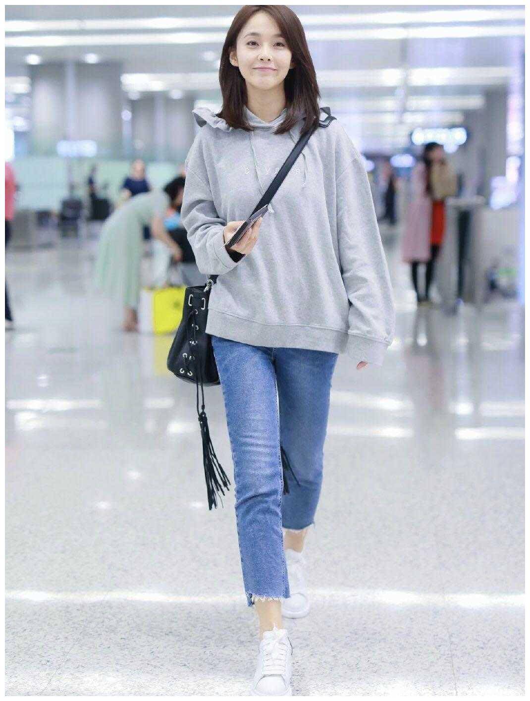 原创张佳宁太像邻家妹妹白色上衣配休闲裤清新减龄丸子头俏皮可爱