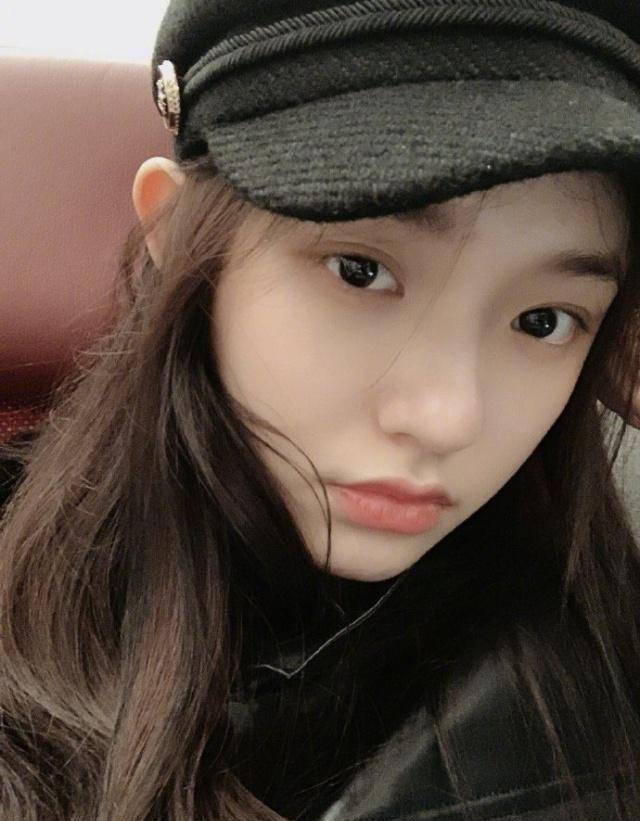 林允女神节晒出素颜自拍,"乱发型"成亮点,小表情萌