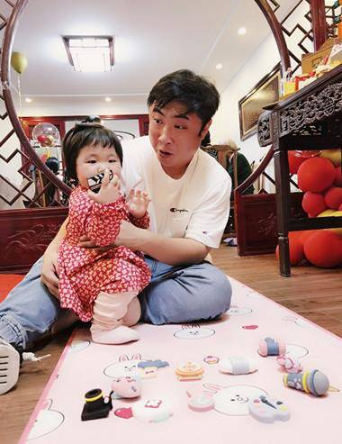 在合照中,乔杉抱着小女儿,妻子莫丹搂着大女儿,一家四口幸福美满.