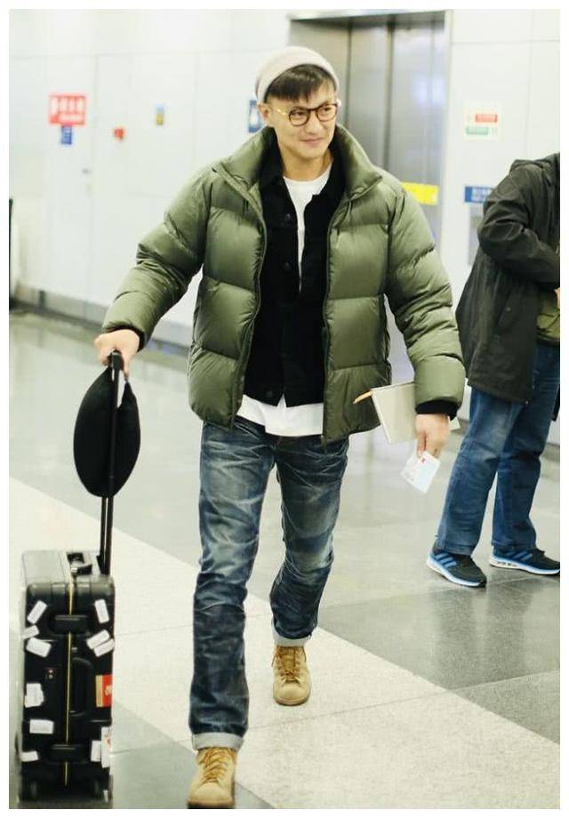 周一围赶飞机戴豹纹眼镜文艺范十足反观朱丹朴素的不像明星