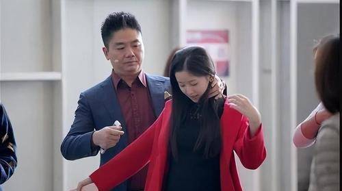 比刘强东大5岁的丈母娘有多美看到照片后惹人羡慕