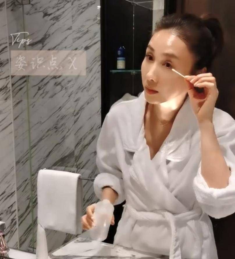 原创50岁黎姿晒卸妆全过程妆前妆后零差别素颜状态好到爆