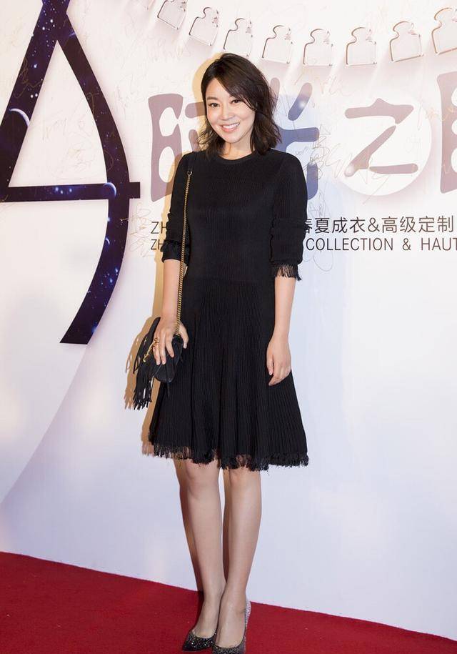 闫妮出席新片首映,红上衣搭配皮裙有活力,没想到她都48岁了!