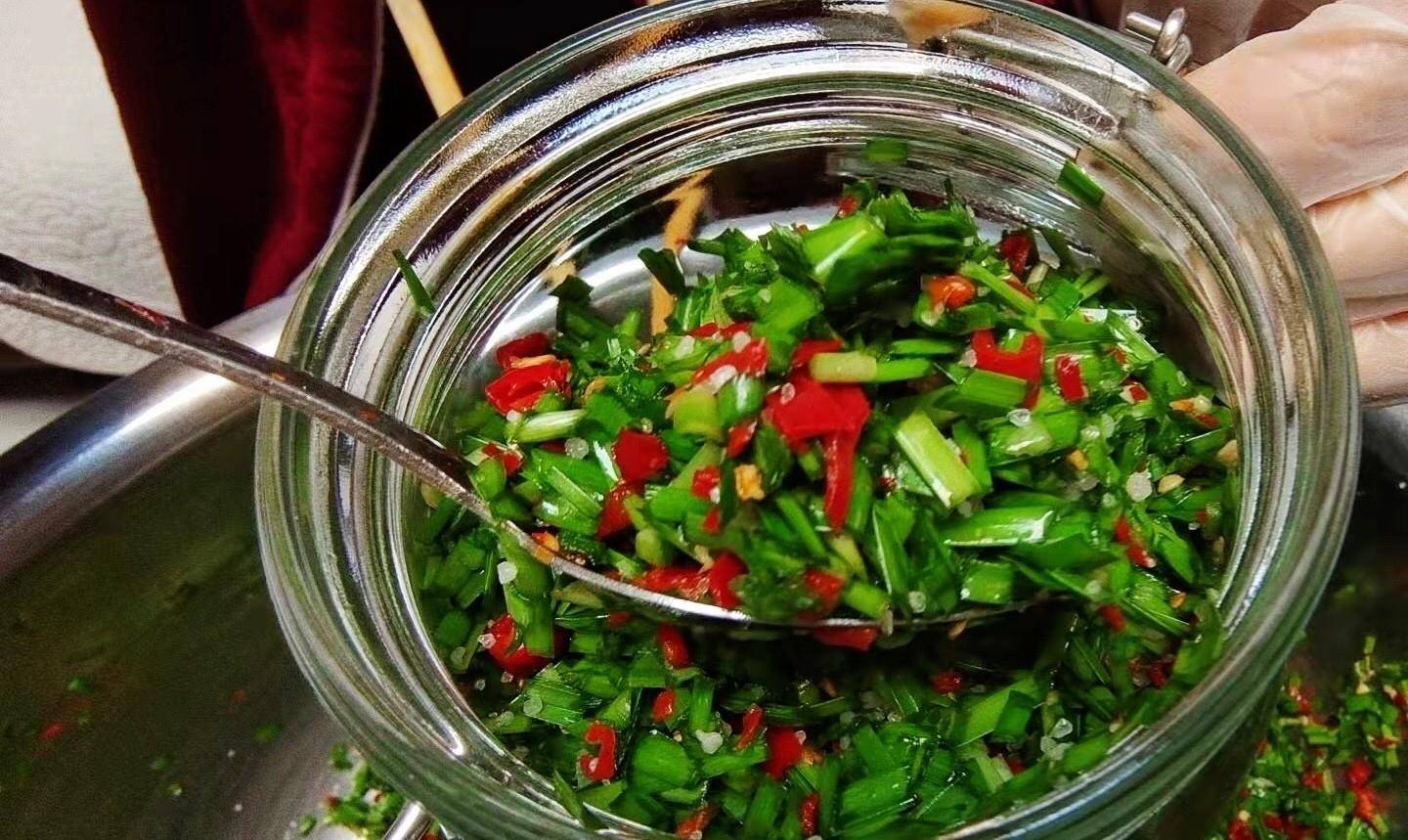 腌韭菜放盐有讲究牢记1放2不沾香辣提味放半年不坏