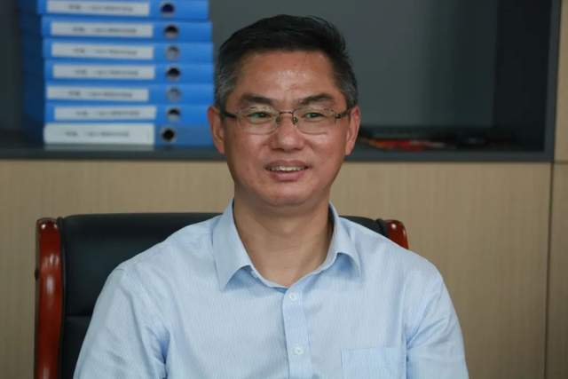 会议伊始,许校长首先向李冬林老师和严新生老师致欢送词,充分赞扬了