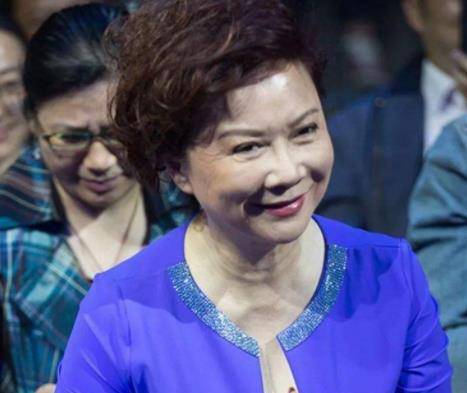 原创蔡明近况曝光身材佝偻脸部沧桑浮肿疑似整容上瘾