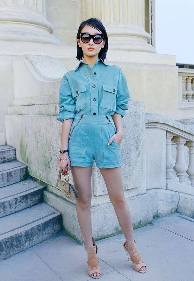 原创周冬雨终于忍不住大秀时尚平板身材依然美得窒息