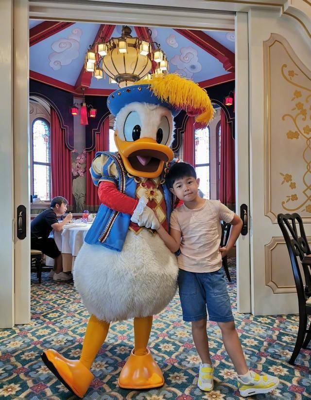 安吉胖了他最新机场照脸好肿笑起来牙缝很大还以为是小鱼儿