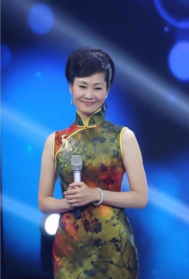 原创55岁于文华素颜照曝光打扮俗套却散发着优雅气质