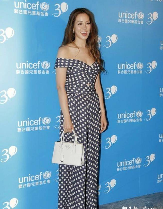 徐子淇还搭配了白色的包包,这种包包看起来非常可爱甜美,纯白色的包包