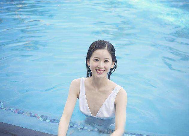 奶茶妹妹穿无痕裤锻炼,这身材谁不羡慕,岁月从不侵犯美人_章泽天