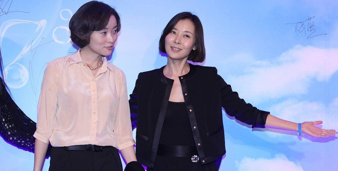 吴越用缎面衬衫扮美,40多岁气质却娇美,和柯蓝同框不像同龄人_女子