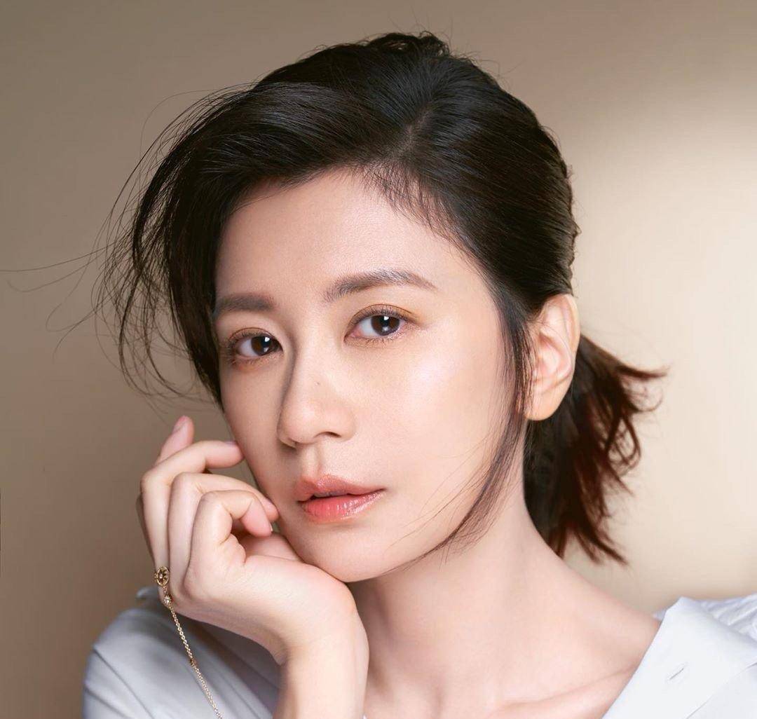 原创贾静雯最新造型曝光首度挑战狗啃式刘海勇敢突破固有形象