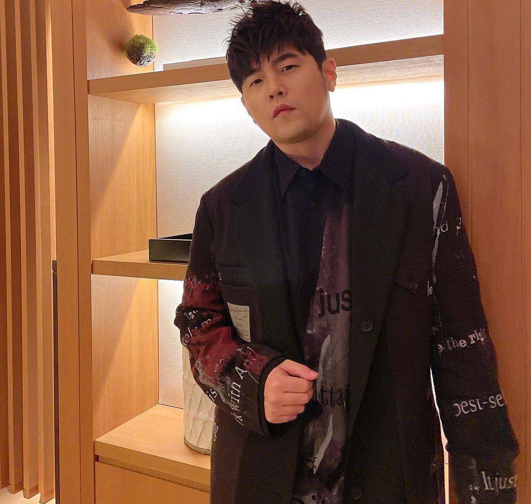 周杰伦瘦了,明星真的体重易控,穿黑风衣熟悉的"周董"回来了_黑色_因为