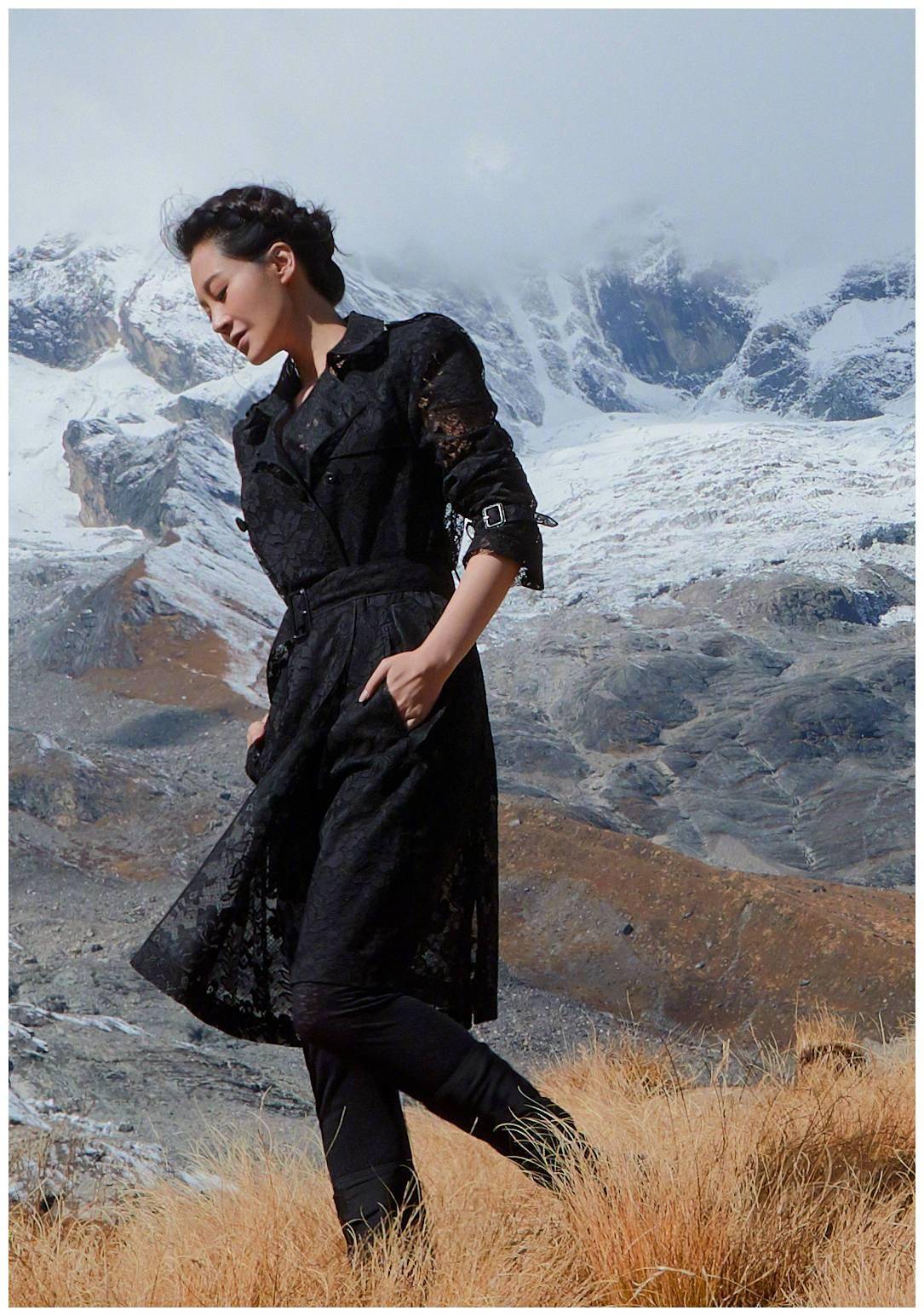 为雪山顶添点"火",许晴大红风衣配长筒靴超霸气,50岁人比花娇_徐晴