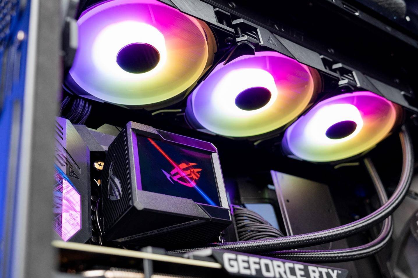 原创rgb灯效与小电视加持rog龙神二代360argb水冷体验