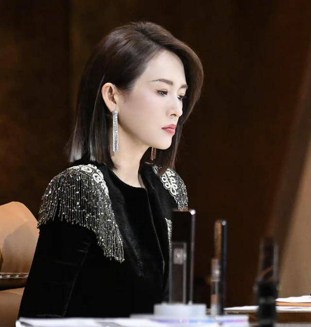 章子怡回归《我就是演员》,齐肩短发更严格,黑色深v裙优雅大气_裙装