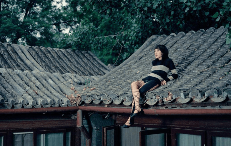 周迅性感美照曝光,穿长短裤配黑丝大秀美腿