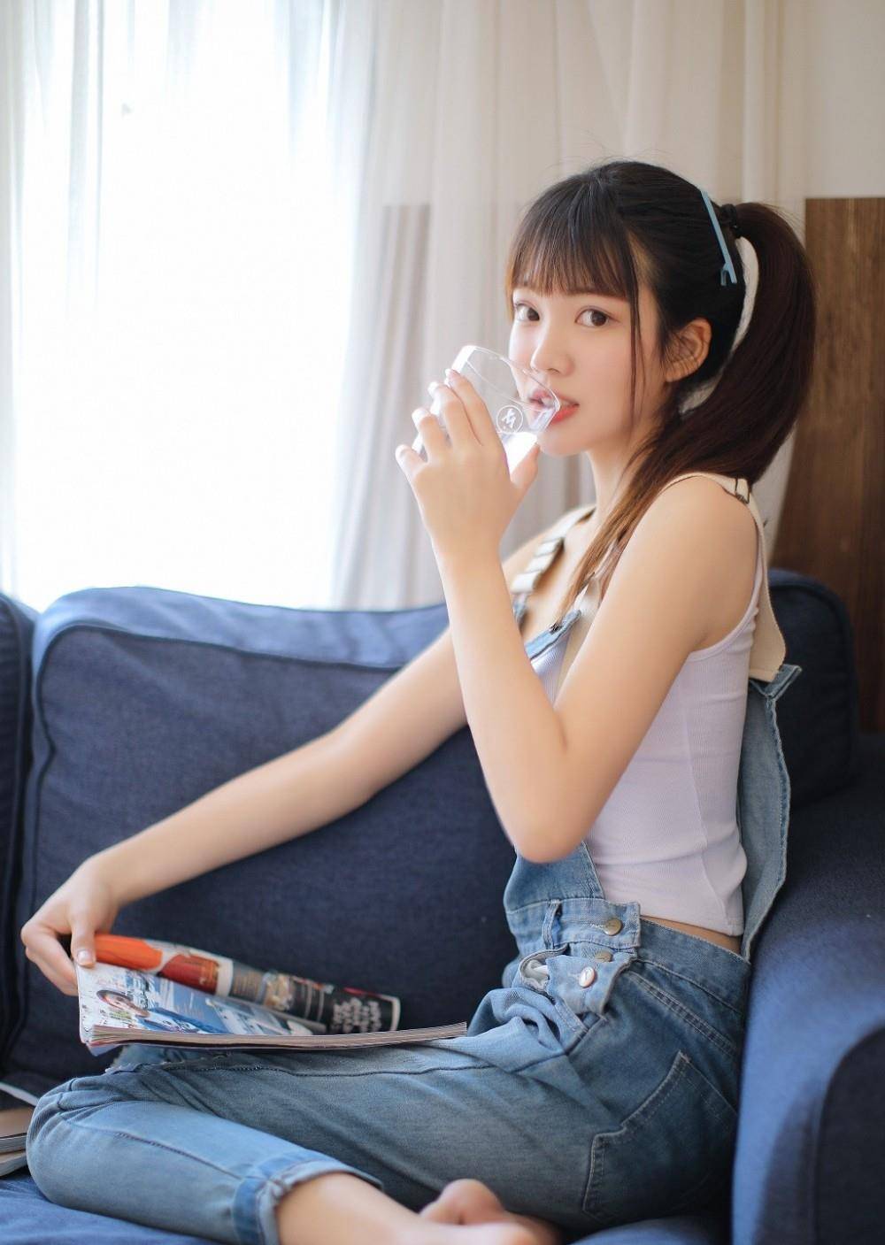 白皙清纯的美女穿紧身牛仔裤,酥身材翘臀的背带裤灵动俏皮活泼可爱