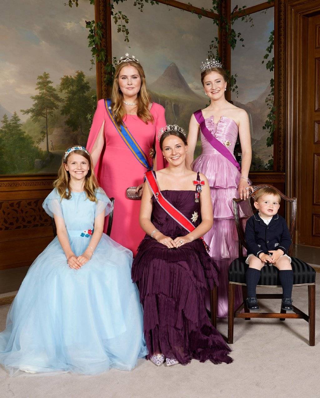 挪威公主的成人礼震动欧洲王室各国准女王奢华王冠亮相都太美了