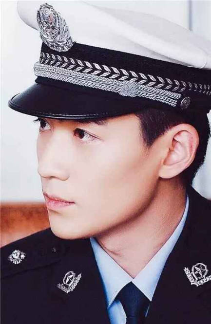 同样穿警服把陈晓吴京和张译等男星放在一起看差别出来了