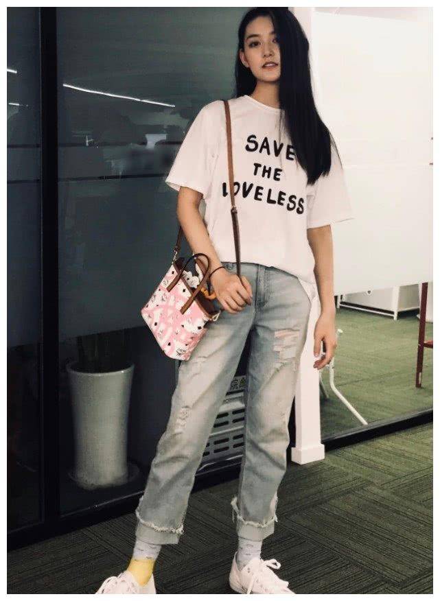 有一种"时尚"叫蒋依依的袜子,右脚多穿一只,简直潮到没朋友!