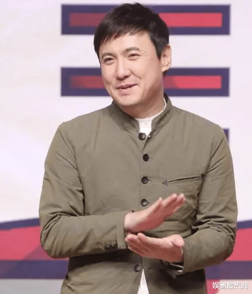 杨钰莹和沈腾唱歌,42岁状态不如50岁,网友:没对比就没伤害_身材_黑色