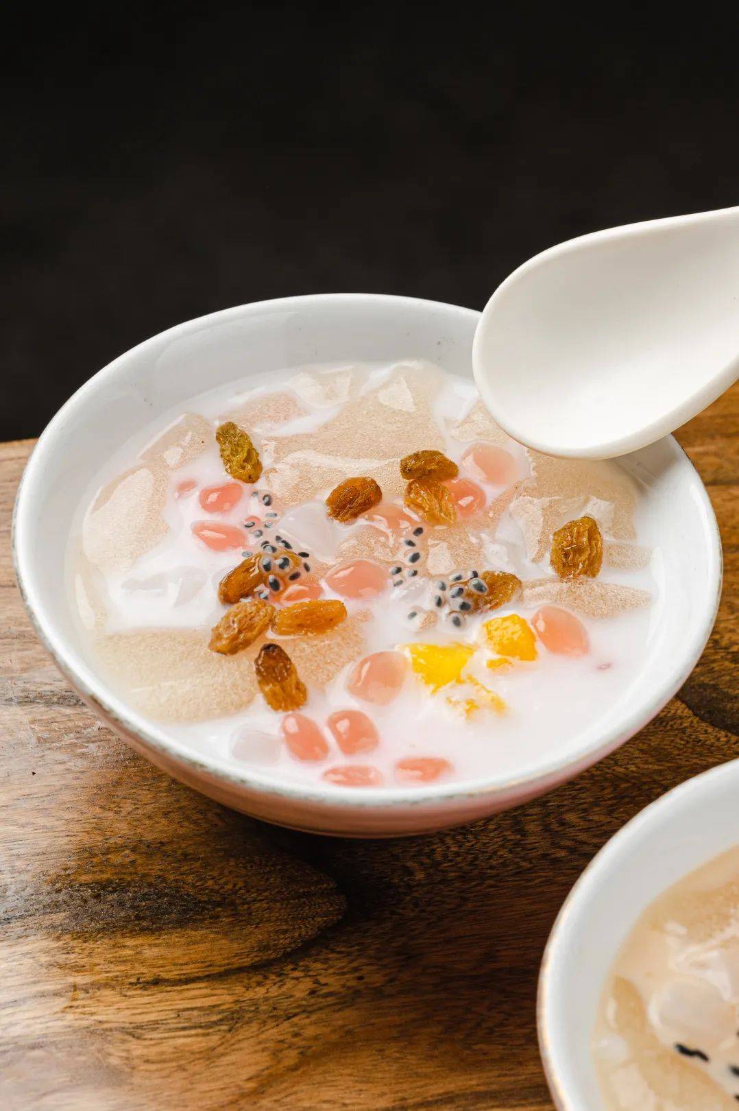 现在有红糖玫瑰,经典奶茶,椰汁3种口味的冰粉供选择,甜而不腻