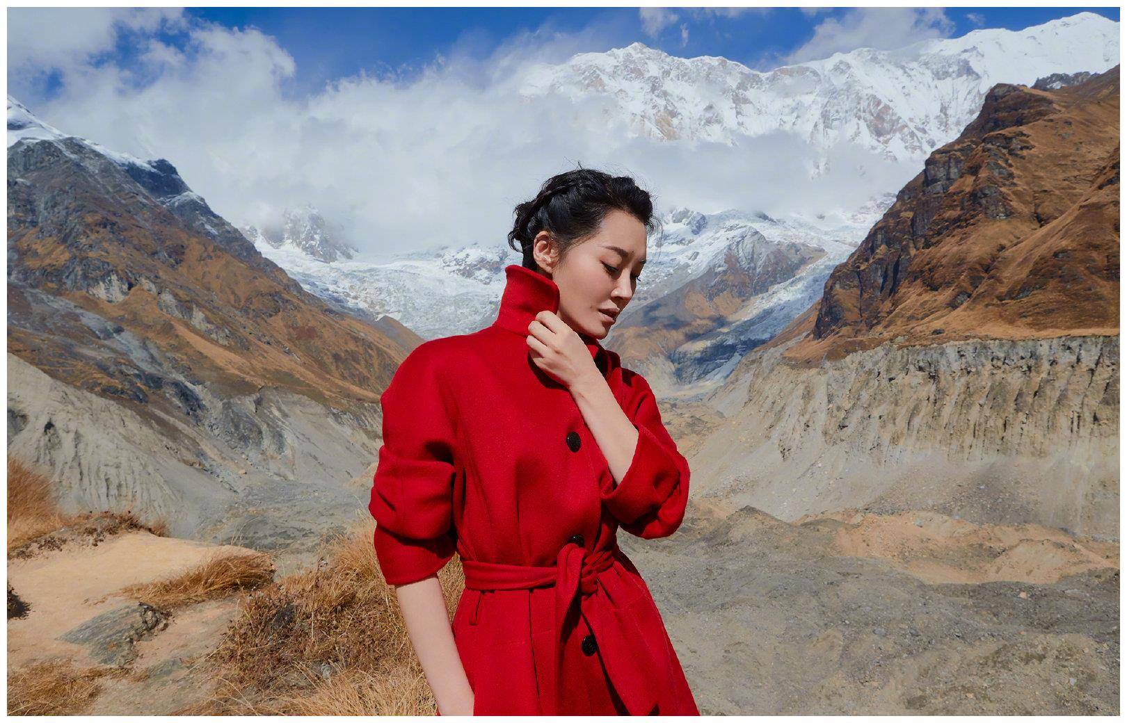 为雪山顶添点"火",许晴大红风衣配长筒靴超霸气,50岁人比花娇_徐晴