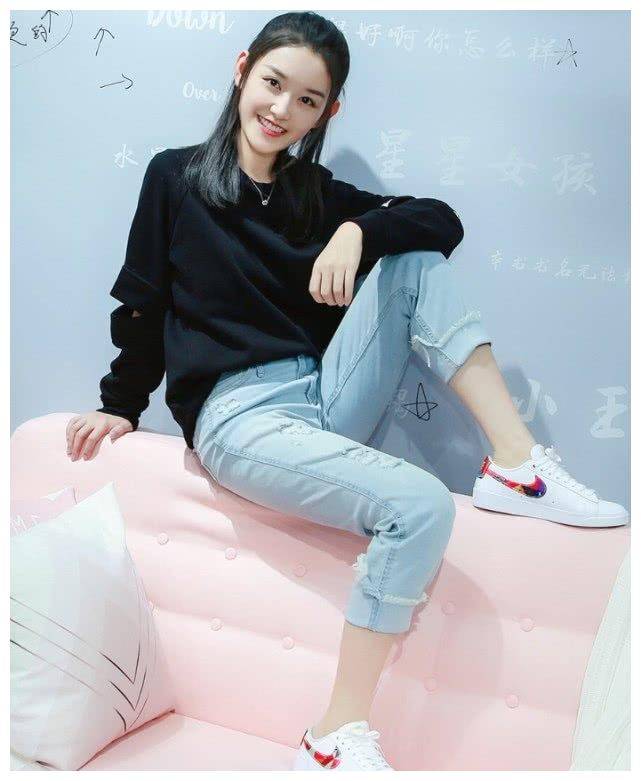 有一种"时尚"叫蒋依依的袜子,右脚多穿一只,简直潮到没朋友!