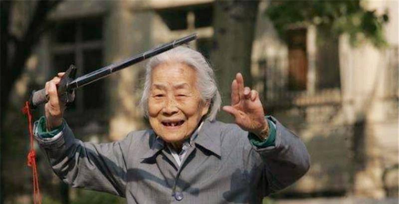 老太太拿祖传金钗鉴定,专家一看金钗上的字:请问,您父亲是?