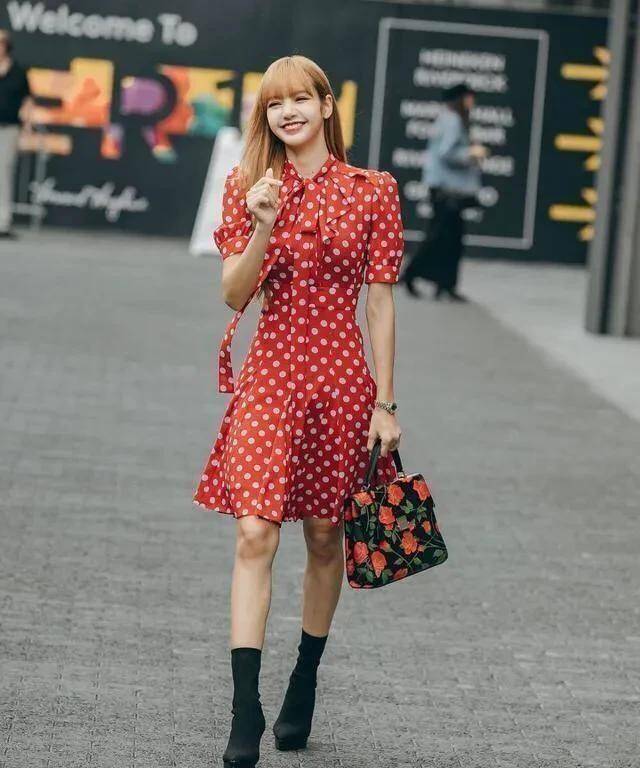 同时也被lisa 穿出了少女感,清新甜美,脚上的一双黑色高腰高跟鞋妩媚