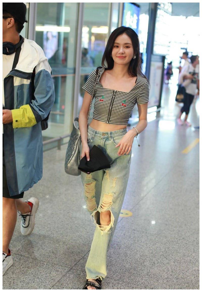 郑合惠子也穿出街,露脐装靠拉链撑着,有点小紧张_女孩_牛仔裤_姐姐