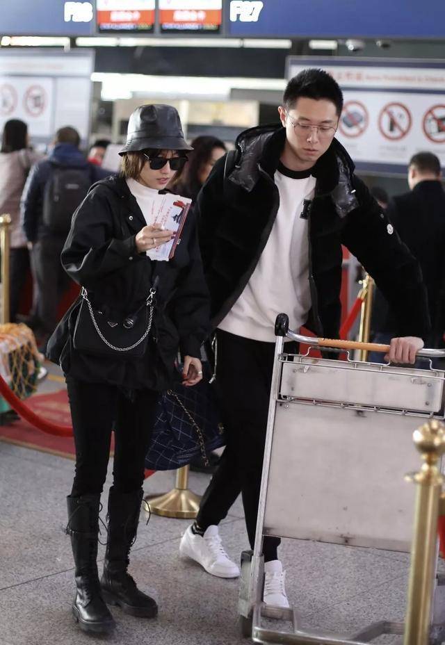 买超真是豪门老公典范,机场贴心拎包做跟班,张嘉倪被宠成小公主_夫妻