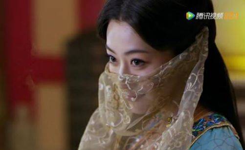 女星面纱遮脸,杨幂唐嫣刘诗诗赵丽颖迪丽热巴,你认出几个